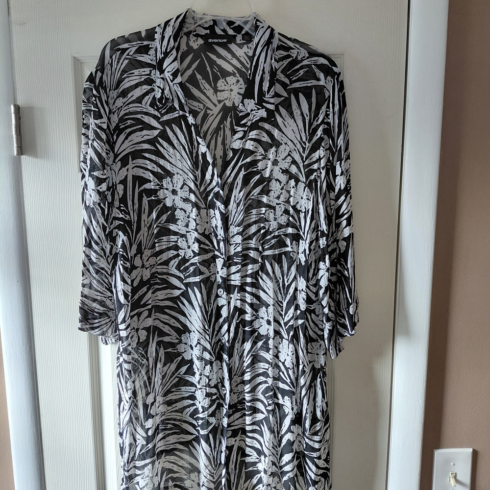 Avenue Monochrome Floral Blouse